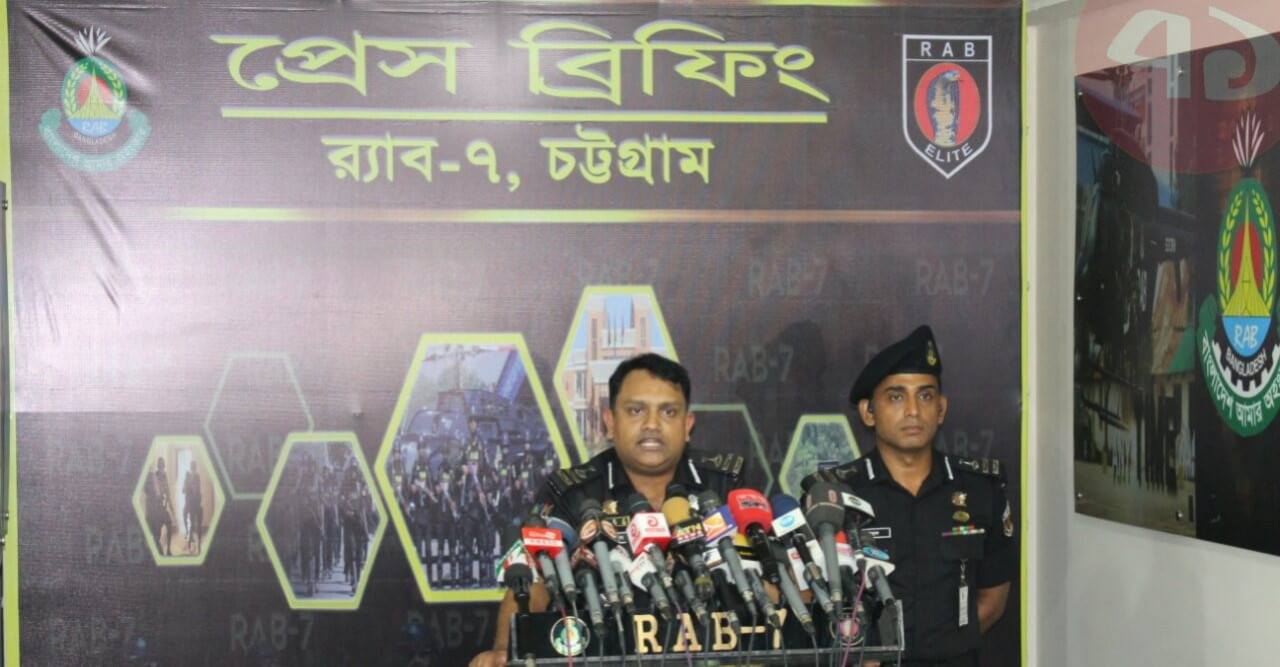 পুলিশের কব্জি দুখন্ডিতকারী সন্ত্রাসী গুলিবিদ্ধ অবস্থায় সহযোগীসহ আটক