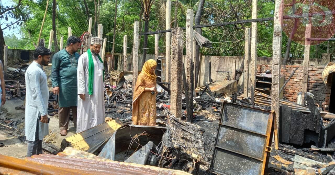 অগ্নিকাণ্ডে ভস্মীভূত অসহায় পরিবারের পাশে ইউএনও