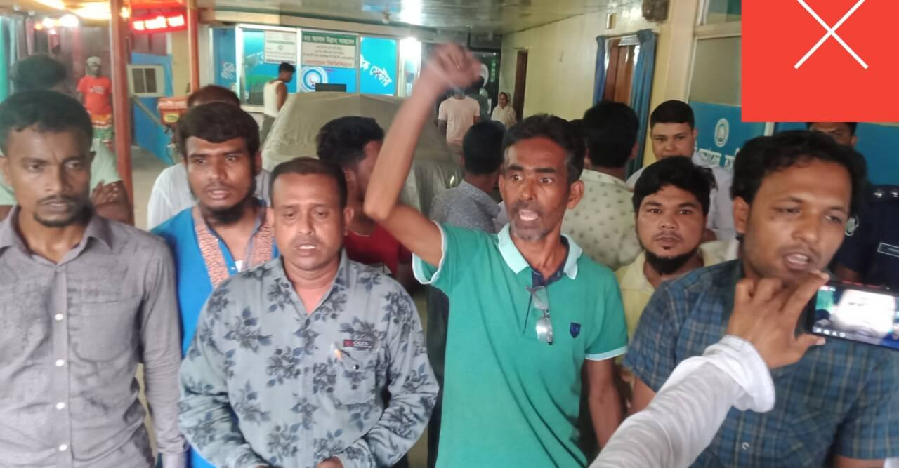 আশুলিয়ায় শ্রমিকদের বিক্ষভ মিছিলে বিএনপি নেতার হামলা