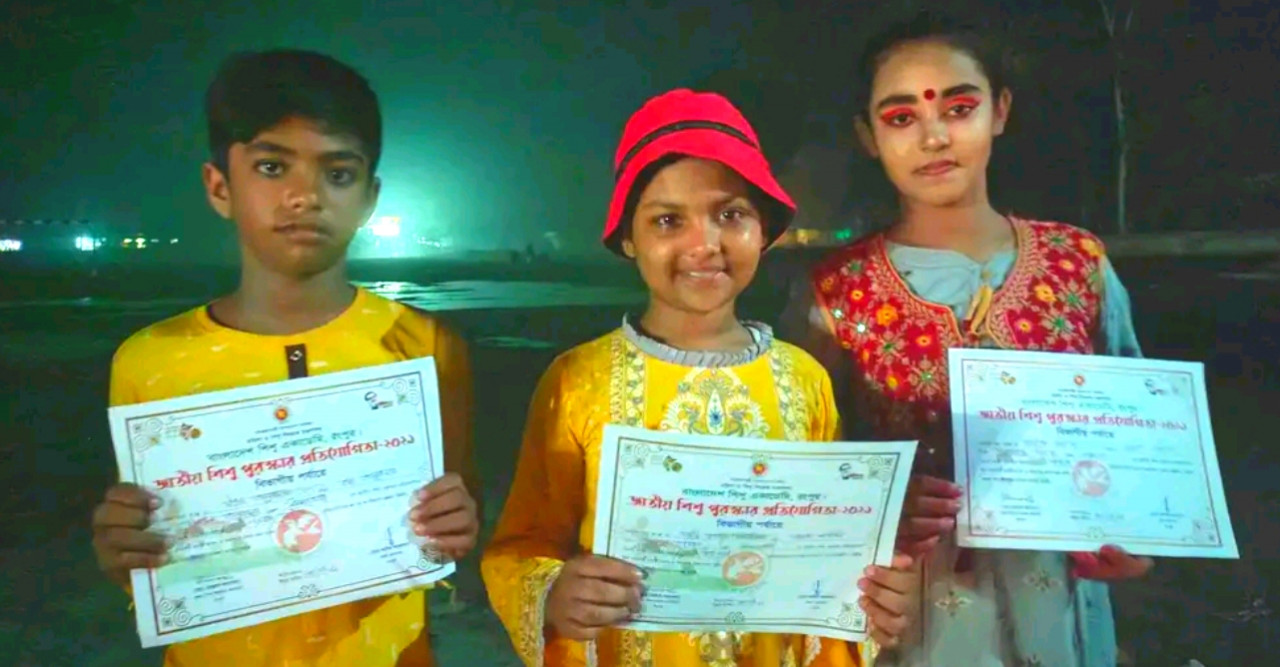 বিভাগীয় পর্যায়ে ডোমারের তিন শিশুর সাফল্য