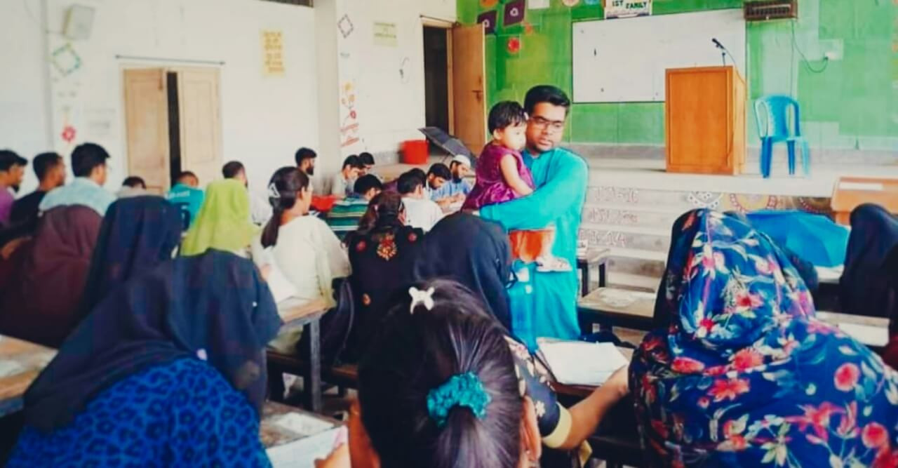 সন্তানকে কোলে রাখলেন শিক্ষক, পরীক্ষা দিলেন ছাত্রী