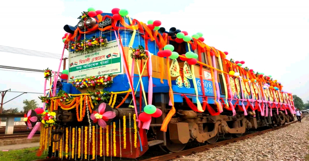 দীর্ঘ প্রতিক্ষার অবসান ঘটিয়ে মিতালি এক্সপ্রেস চালু