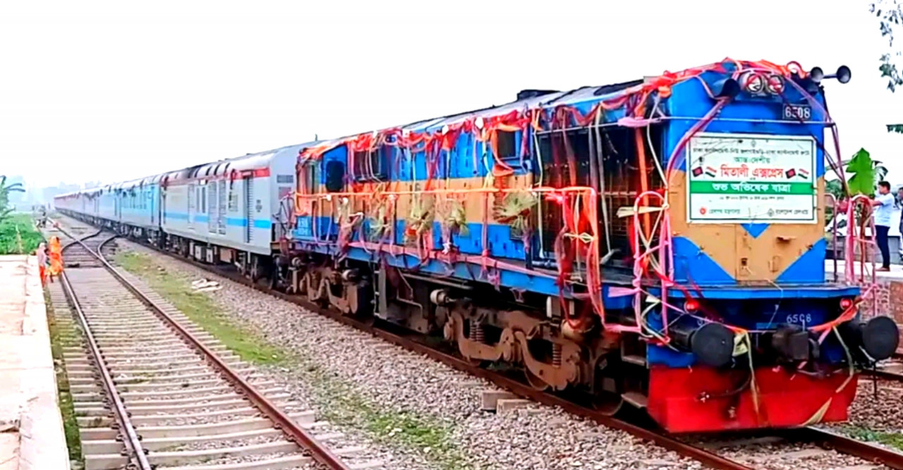 ঢাকা থেকে মিতালি এক্সপ্রেসের প্রথম যাত্রা