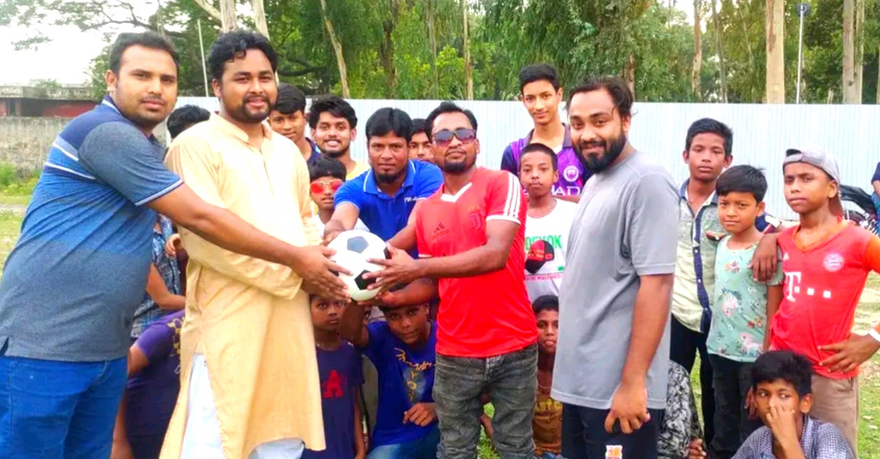 ‘হৃদয়ে ডোমার’ এর উদ্যোগে ক্রীড়া সামগ্রী বিতরণ