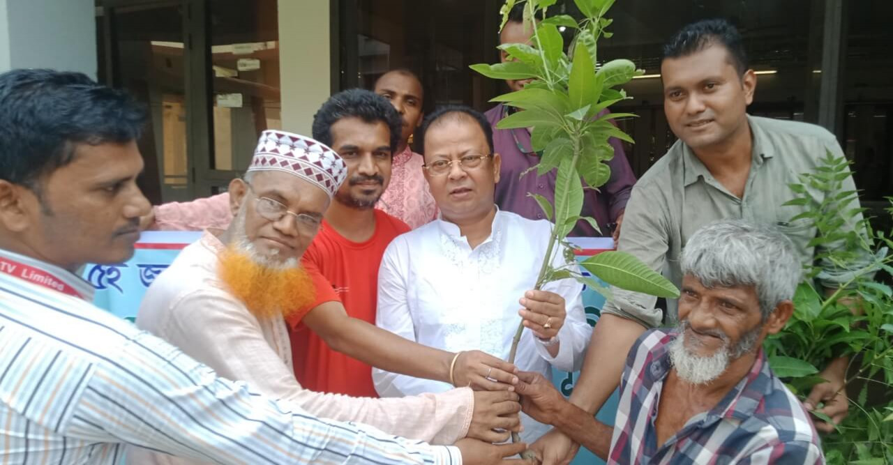 বিশ্ব পরিবেশ দিবসে সাভার সাংবাদিক কল্যান সমিতির বৃক্ষ রোপন