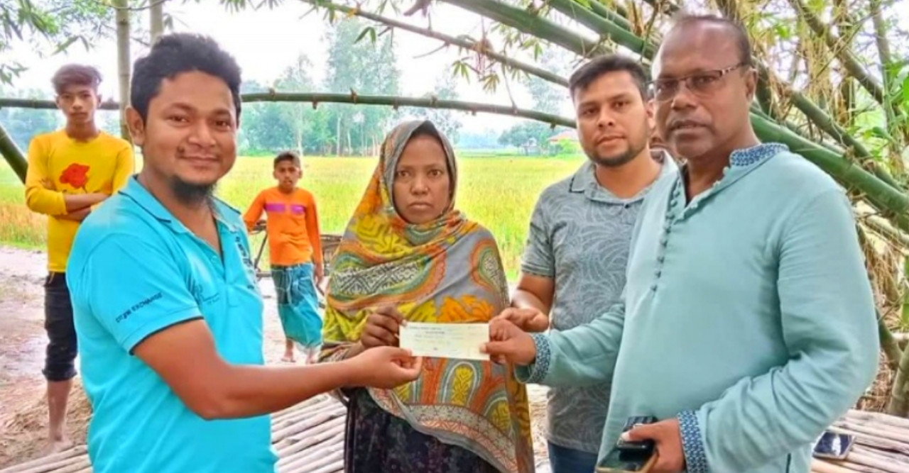 ক্যান্সার রোগীর বাড়ি গিয়ে সরকারী অনুদানের চেক তুলে দিলেন সমাজসেবা কর্মকর্তা
