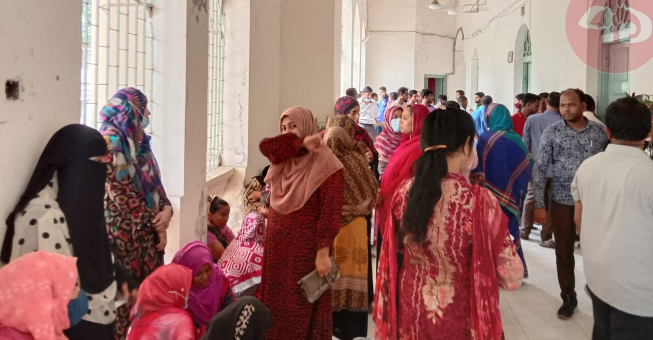 চাকরী স্থায়ীকরনের দাবিতে জবি কর্মচারীদের কঠোর অবস্থান