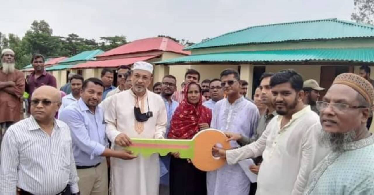 পাথরঘাটায় গৃহহীনদের পূর্ণবাসনের ৫০ ঘরের চাবি হস্তান্তর