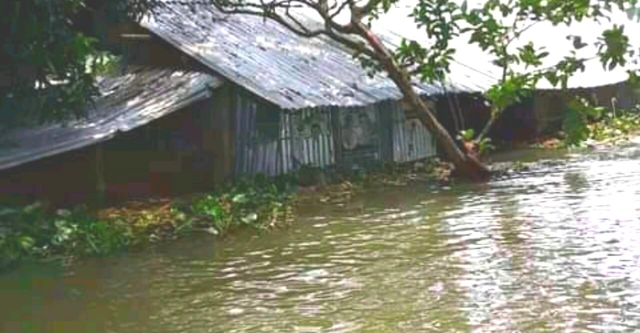 পানিবন্দী ও আশ্রয়ন কেন্দ্রে শুকনো খাবার বিতরন
