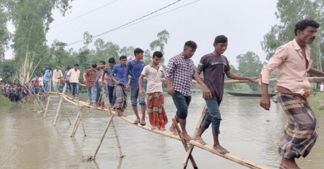 চরাঞ্চলবাসীর বাঁশের টার দিয়ে নদী পারাপার