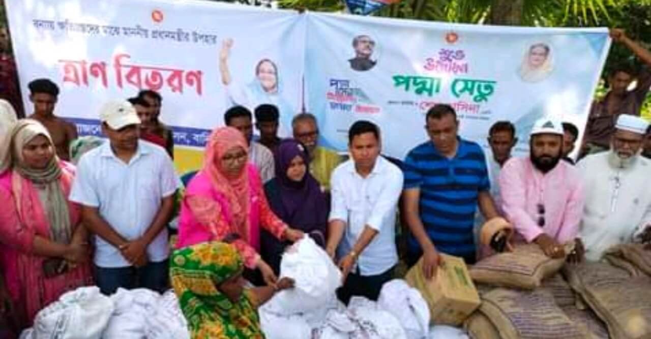 বন্যা দূর্গতদের মাঝে ব্র্যাকের ত্রান বিতরণ