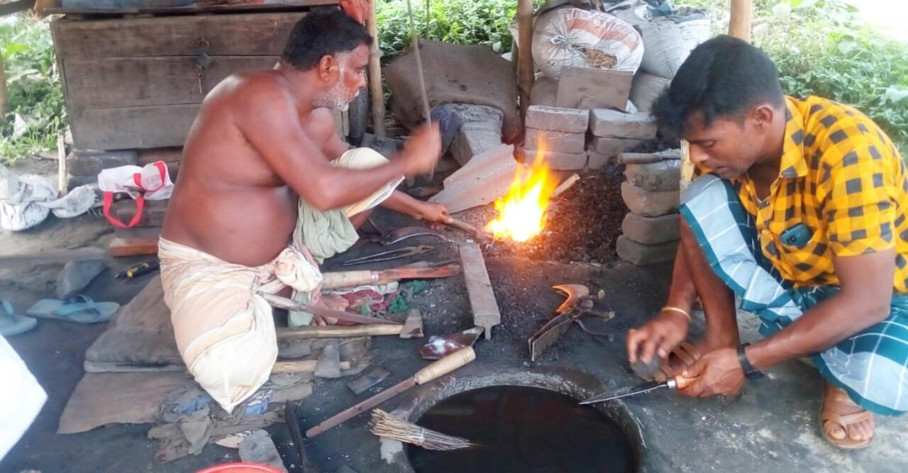 হাতুড়ির টুং টাং শব্দে মুখর কামারশালা