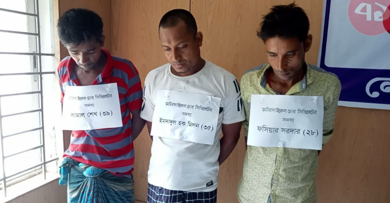 লোহাগড়ায় ৮ টি চোরাই মটর সাইকেল উদ্বার, ৪ সদস্যকে আটক