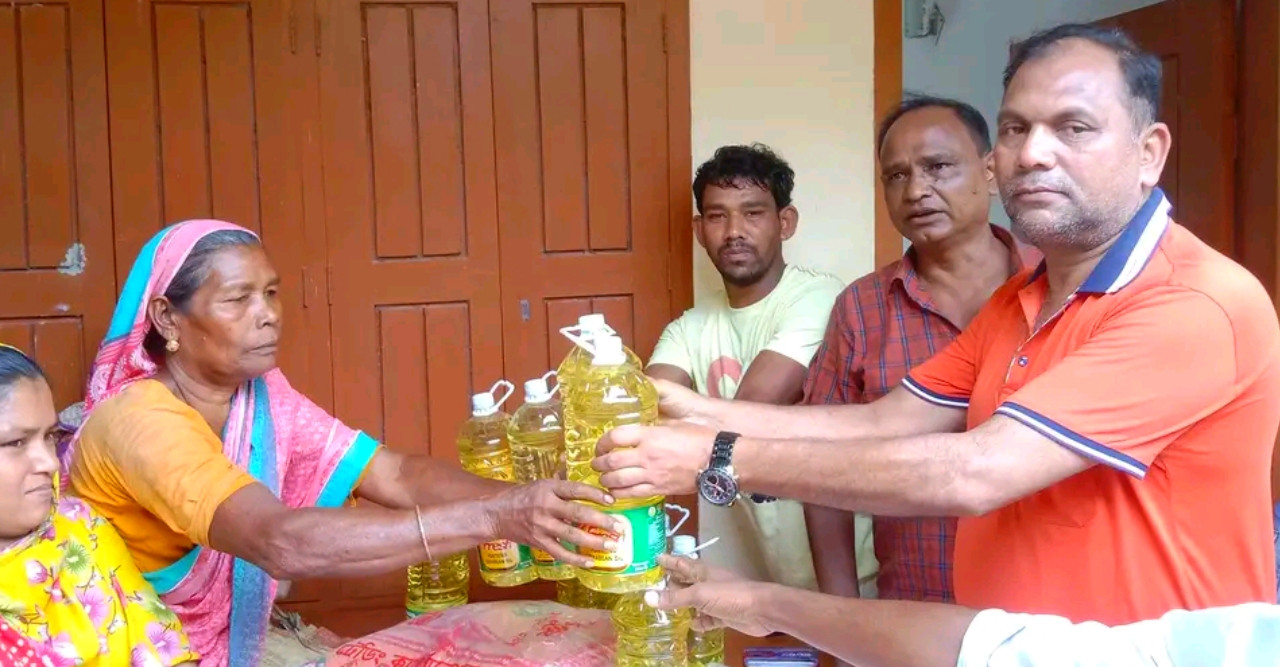 ডোমারে টিসিবি’র পণ্য বিক্রয় কার্যক্রম