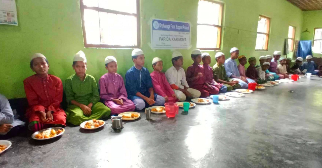 হরিণচড়ায় এতিম শিশুদের মাঝে খাদ্য বিতরণ