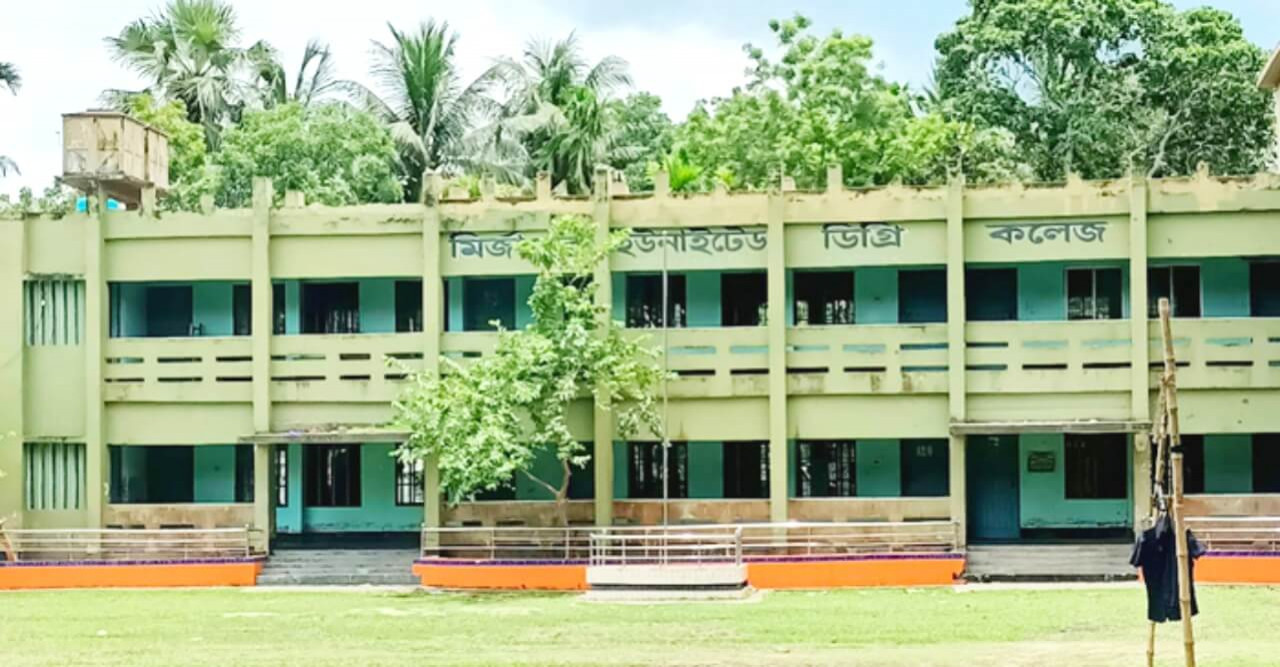 নড়াইলে শিক্ষককে হেনস্থা: অভিযুক্ত শিক্ষার্থীর ছাত্রত্ব বাতিল