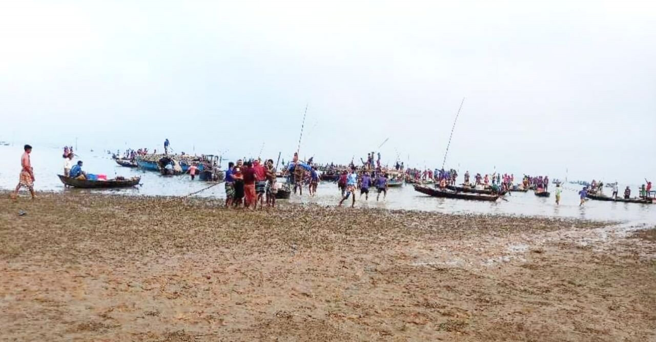 ইজারাকৃত বিলে অবৈধ জেলেদের চলছে অবাধে মাছ শিকার