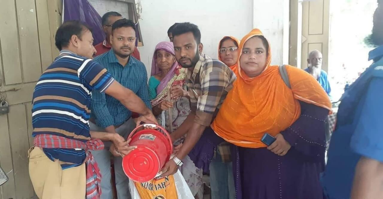 প্রধানমন্ত্রীর ঈদের উপহার বিতরণ