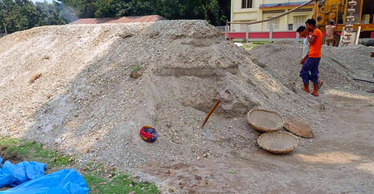 সড়ক নির্মাণে নিন্মমানের পাথর দিয়ে কার্পেটিং