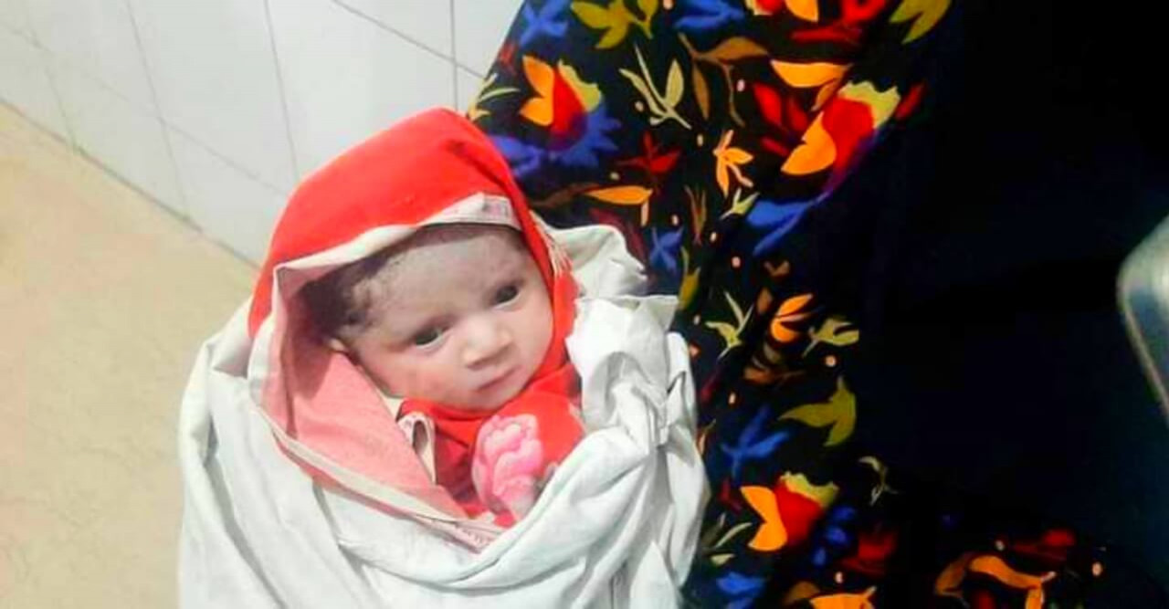 ট্রাকচাপায় গর্ভ থেকে বেরিয়ে আসা নবজাতক আইসিইউতে