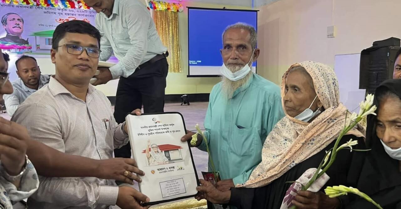 বিরামপুরে ২৫ পরিবার পেলেন নতুন ঠিকানা