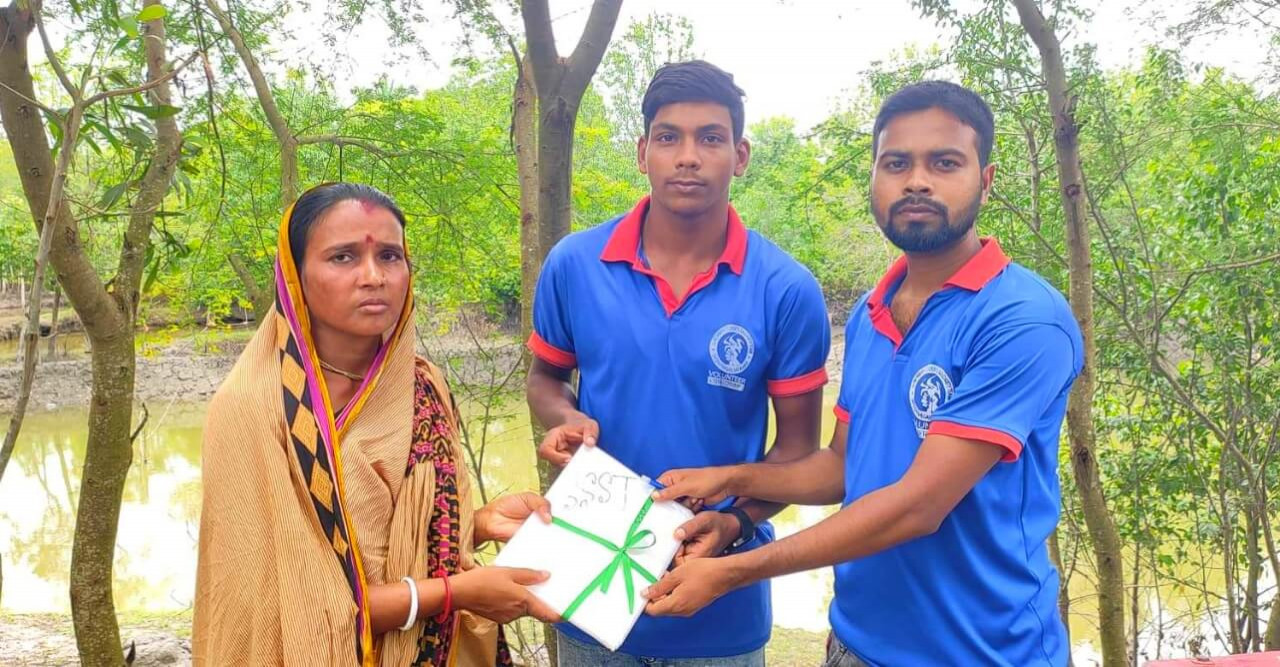 বারসিকের সহযোগিতায় পলিথিন কাগজ বিতরণ