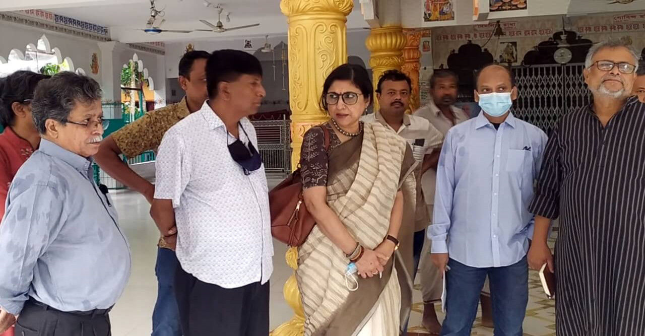 ক্ষতিগ্রস্থ বাড়ি-দোকান-মন্দির পরিদর্শনে ঢাঃবিঃ শিক্ষকও সাংবাদিক