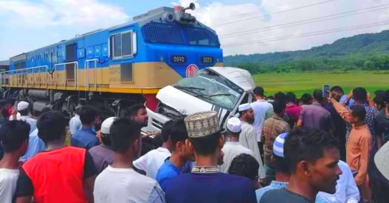 ট্রেনের ধাক্কায় মাইক্রোবাসের ১২ আরোহী নিহত