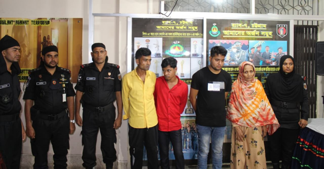 ১.৫০ কোটি টাকার স্বর্ণালংকারসহ রোহিঙ্গা মা ও ছেলে আটক