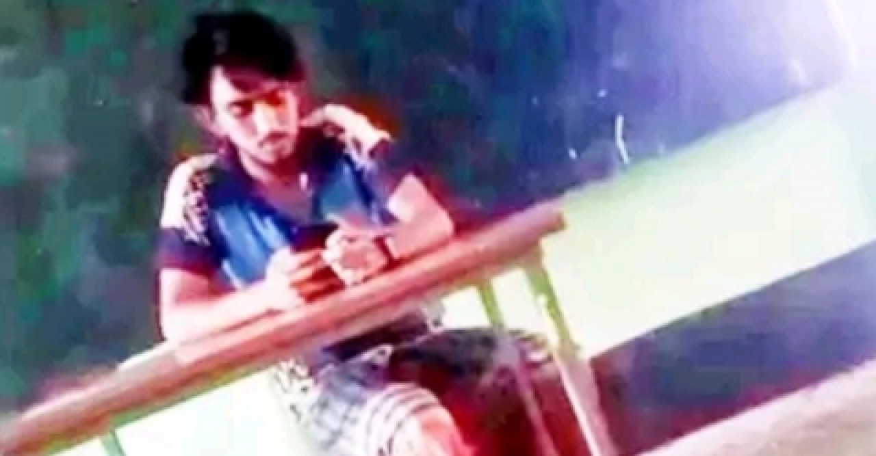 বিদ্যালয়ে লুঙ্গি পরিহিত বহিরাগত যুবককে দিয়ে পাঠদান