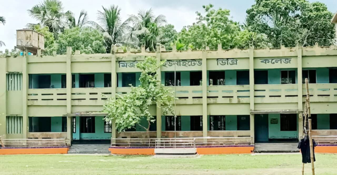 নড়াইলে শিক্ষক হেনস্থা অবশেষে অধ্যক্ষ কলেজে যাচ্ছেন