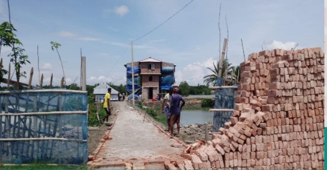 সরকারি সম্পত্তি দখল করে পাকারাস্তা নির্মাণ