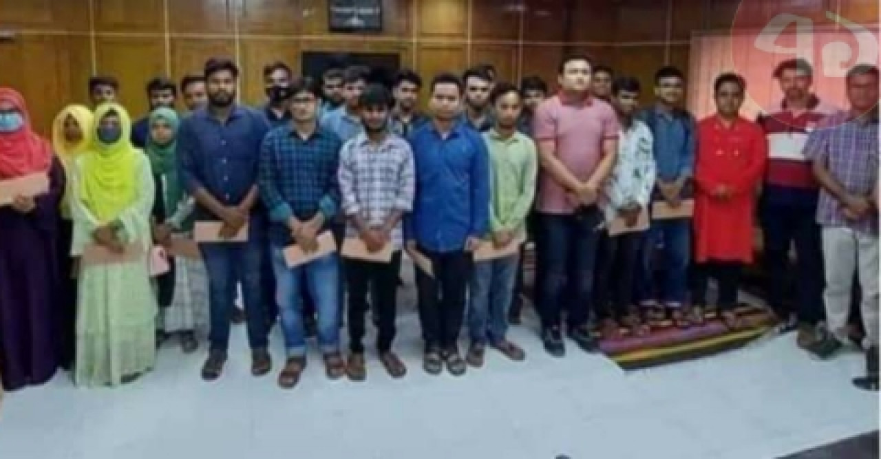 বেরোবির বন্যা কবলিত শিক্ষার্থীদের বৃত্তি প্রদান