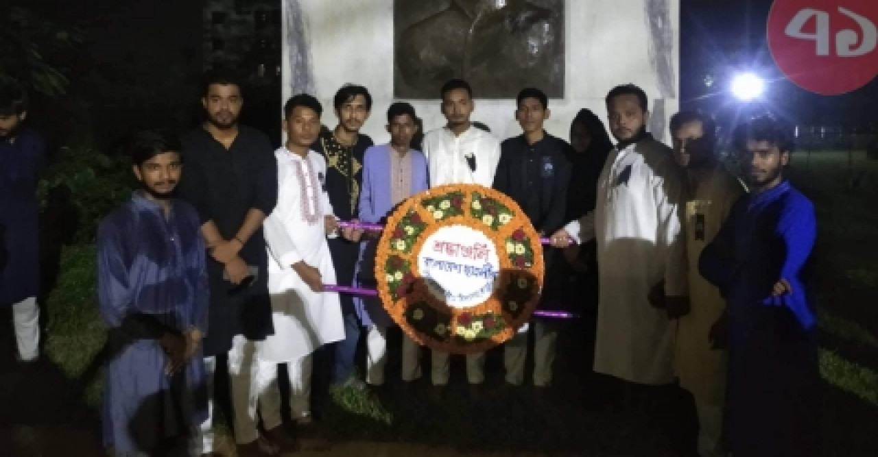 বঙ্গবন্ধুর প্রতিকৃতিতে বেরোবি ছাত্রলীগের শ্রদ্ধাঞ্জলি