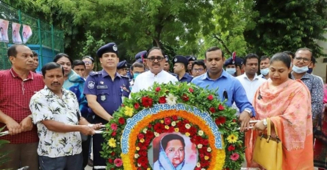 শেখ ফজিলাতুন্নেছা মুজিব এর ৯২তম জন্মদিনে পুষ্পস্তবক অর্পন