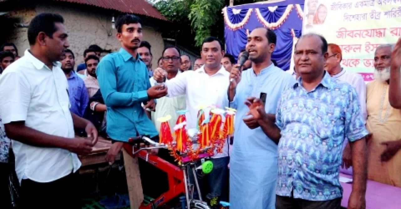 জীবনের দুশ্চিন্তা কাটিয়ে হাসিমুখে প্রতিবন্ধী রাজিব