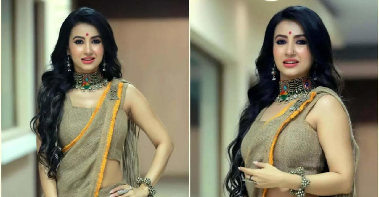 পাটের শাড়িতে মুগ্ধতা ছড়াচ্ছেন অভিনেত্রী মনামী ঘোষ