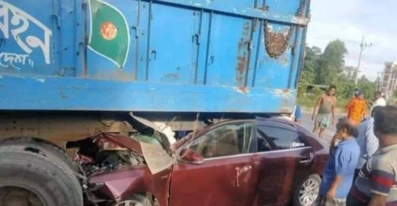 সীতাকুন্ডে ট্রাকের পিছনে ঢুকে গেল প্রাইভেট কার