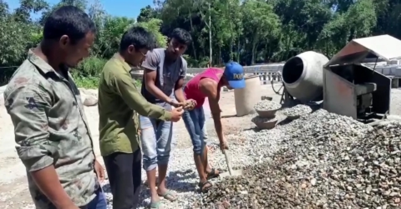 পাউবো’র কাজে অনিয়ম, বন্ধ করল এলাকাবাসী