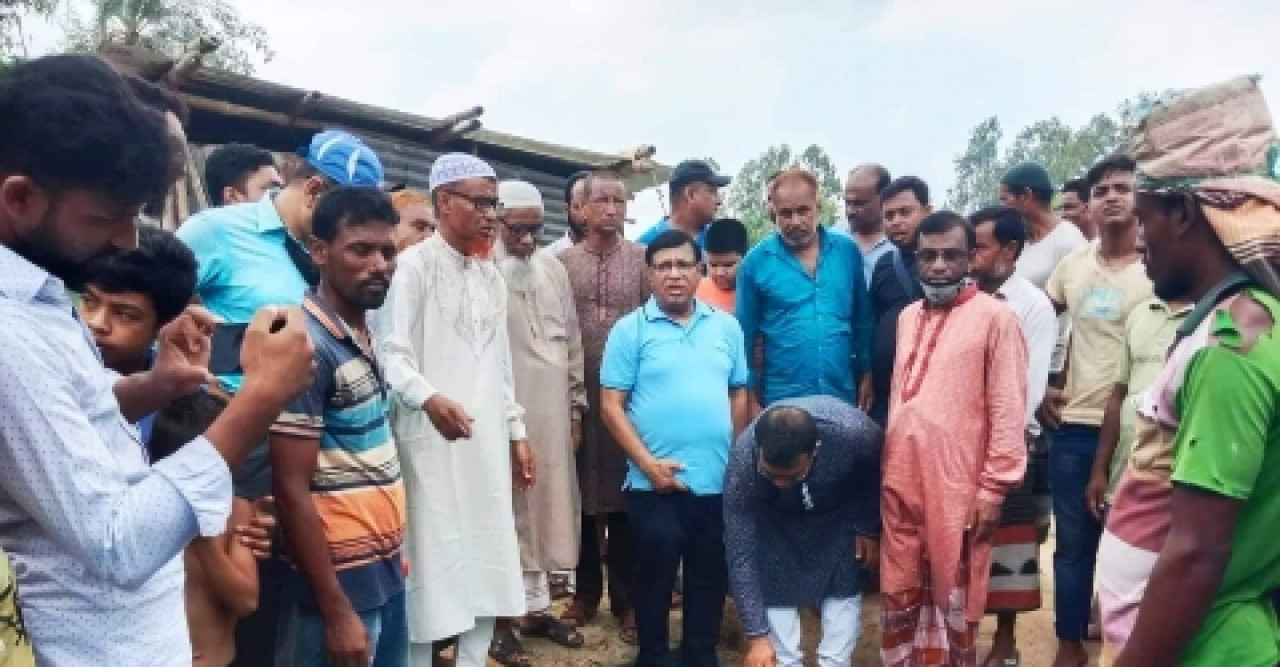 বিরামপুর পৌরসভায় রাস্তার ঢালায় কাজের উদ্বোধন