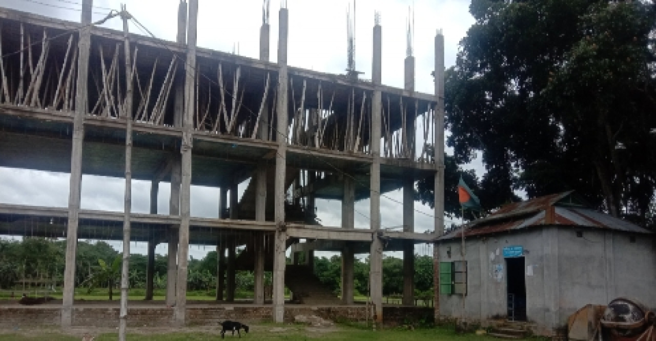 মাদ্রাসার জমি সংক্রান্ত জটিলতায় ভবন নির্মান কাজ বন্ধ
