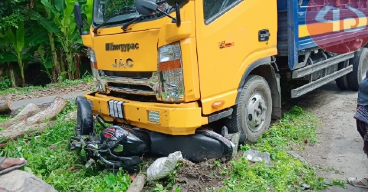 দ্রুত গতির ট্রাকের চাপায় প্রধান শিক্ষক আহত