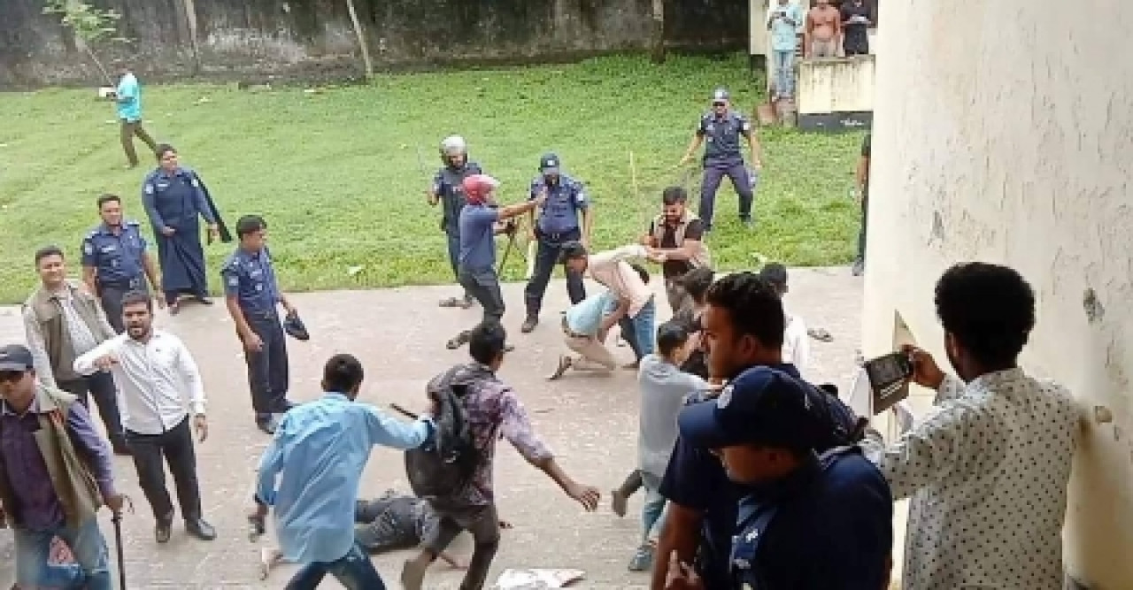 শোক দিবসে ছাত্রলীগের সংঘর্ষে পুলিশের গাড়ি ভাংচুর