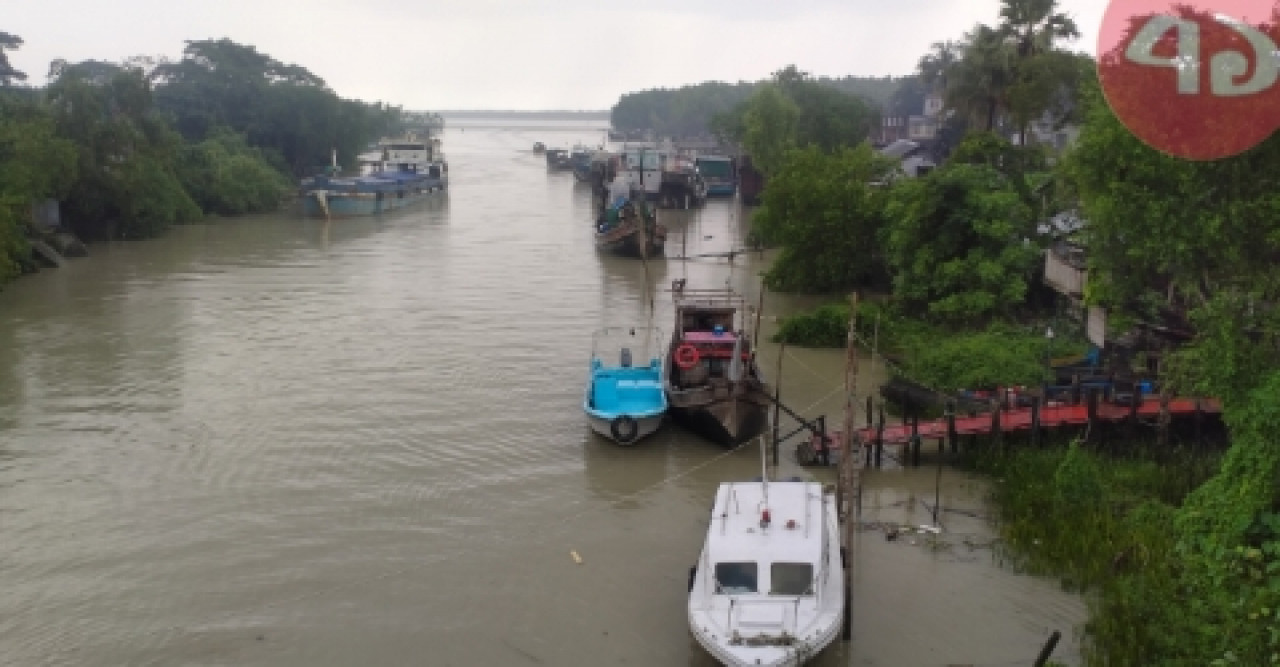 ঝড়ের কবলে পরে ট্রলার সহ ১১ জেলে ভারতে