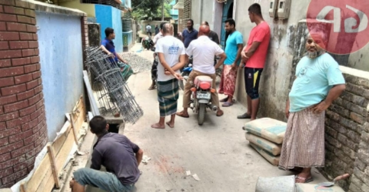 ড্রেন নির্মাণে অনিয়ম, কাজ বন্ধ করে দিলেন এলাকাবাসী