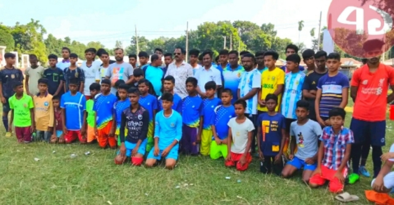 ডোমারে ১০৬ খেলোয়াড়কে দিচ্ছে ফুটবল প্রশিক্ষণ