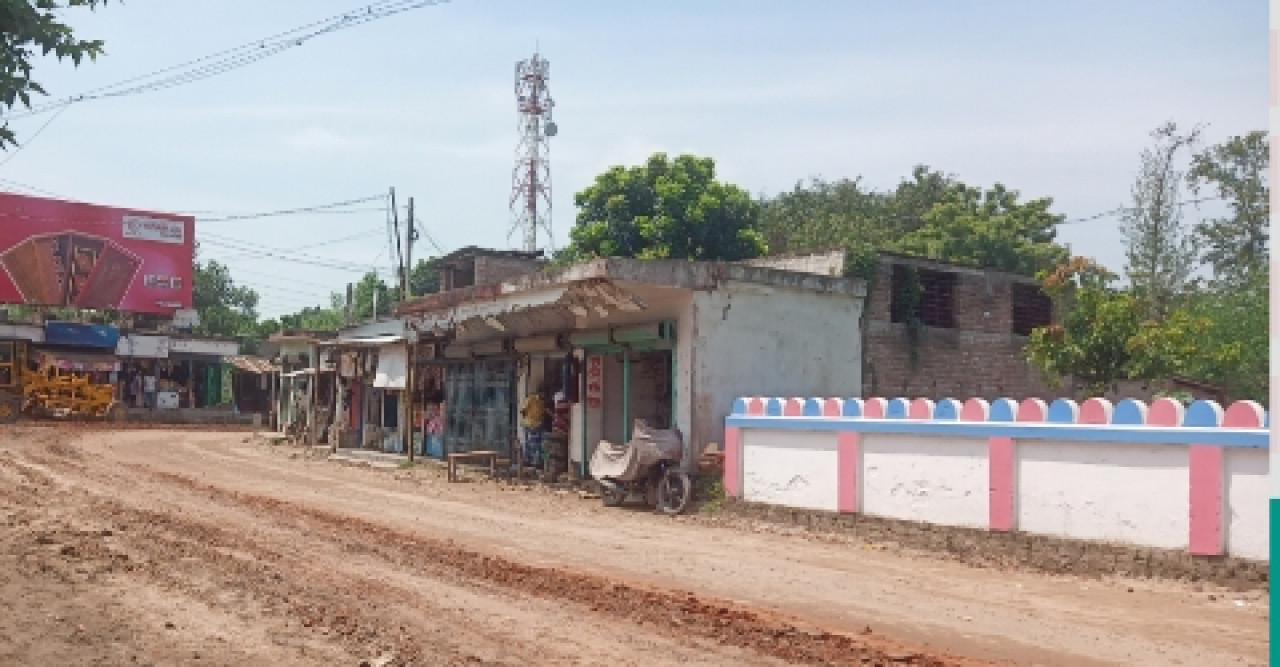 অবৈধ স্থাপনা অক্ষত, রাস্তা নির্মাণে মালিকানা জমি দখল