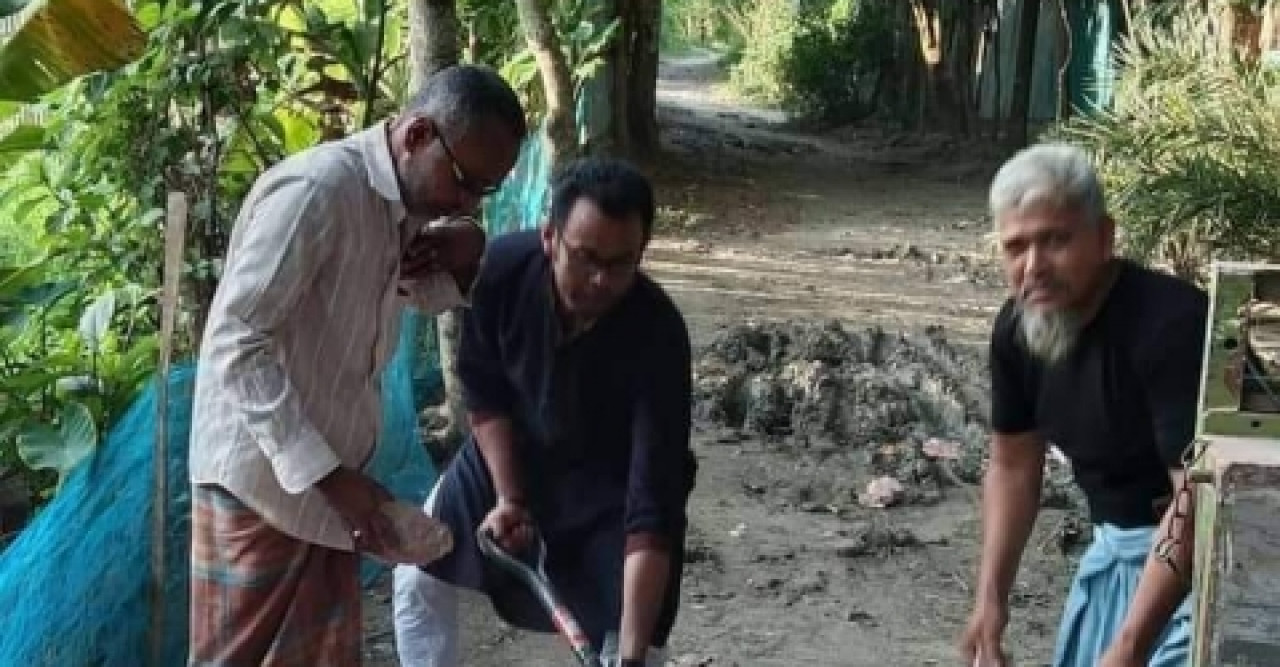 নিজস্ব অর্থায়নে সড়ক সংস্কার করেছেন