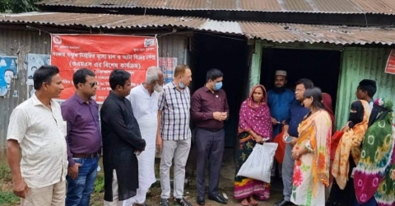 গৌরীপুরে পৌর এলাকায় ওএমএস কর্মসূচীর শুরু