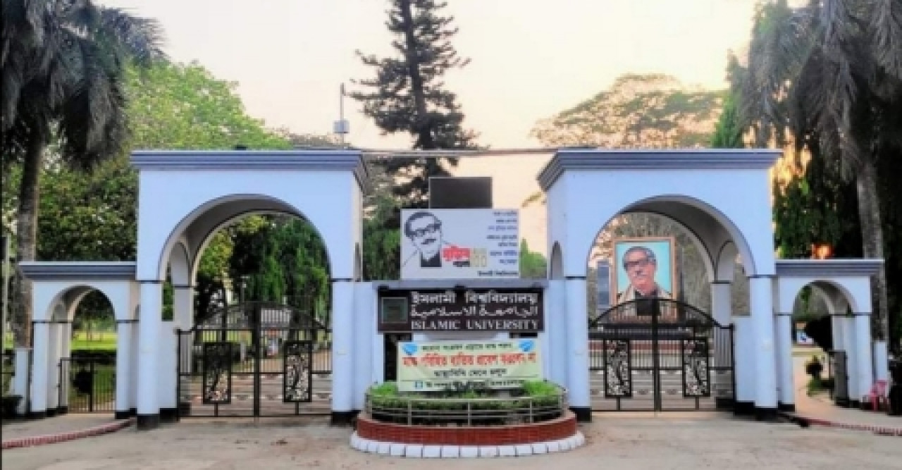 মধ্যরাতে হলের লাইট বন্ধ করে মারধরের অভিযোগ